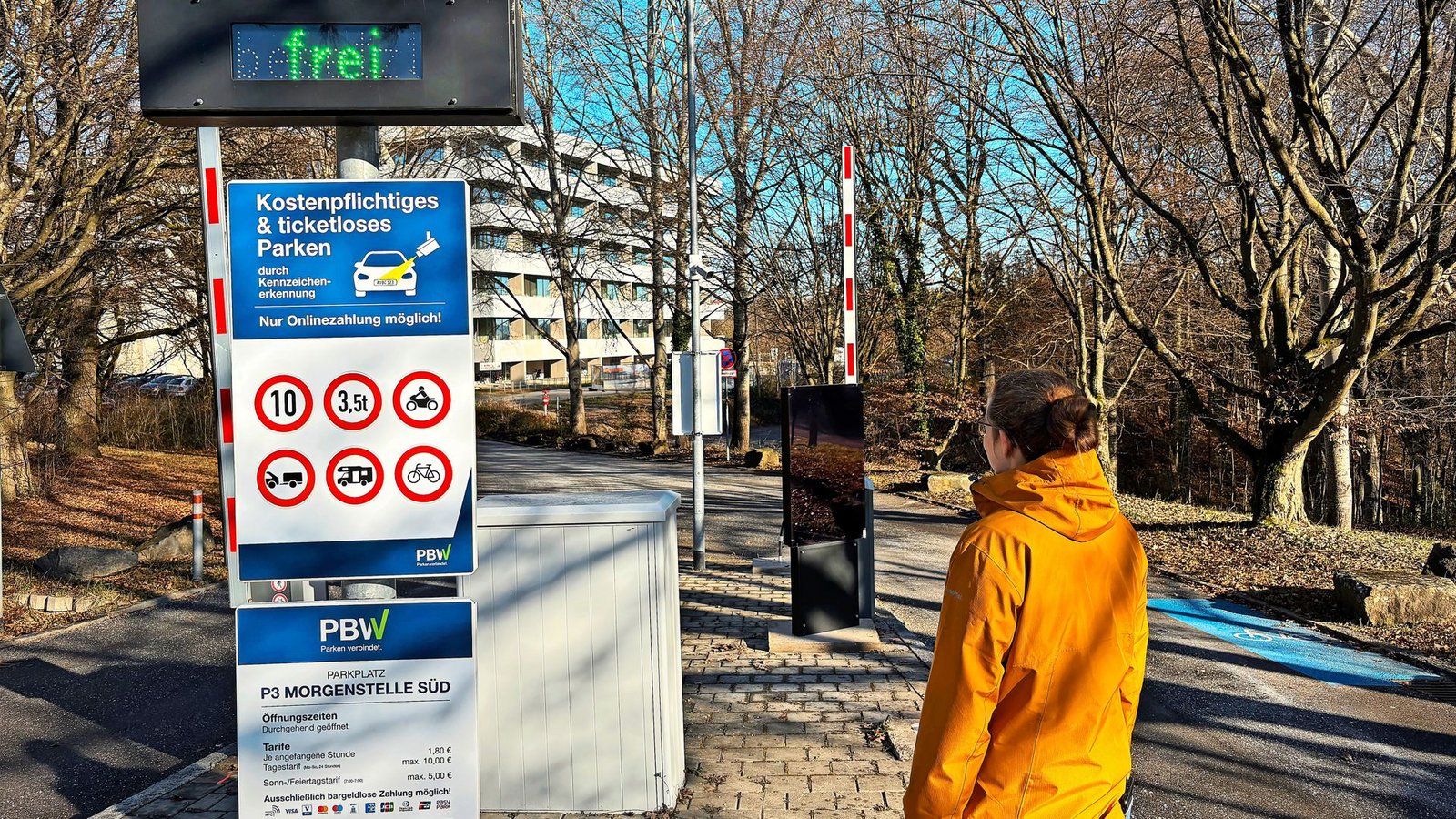 Dauerparkerin Johanna Rapp beschwert sich seit Monaten bei der Landes-Tochter PBW über die nicht funktionierende Technik an den Parkplätzen der Universität Tübingen.Foto: STZN/Dürr Dauerparkerin Johanna Rapp beschwert sich seit Monaten bei der Landes-Tochter PBW über die nicht funktionierende Technik an den Parkplätzen der Universität Tübingen.Foto: STZN/Dürr