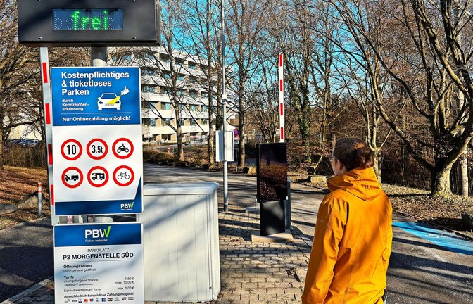 Dauerparkerin Johanna Rapp beschwert sich seit Monaten bei der Landes-Tochter PBW über die nicht funktionierende Technik an den Parkplätzen der Universität Tübingen.<span class='image-autor'>Foto: STZN/Dürr</span>
