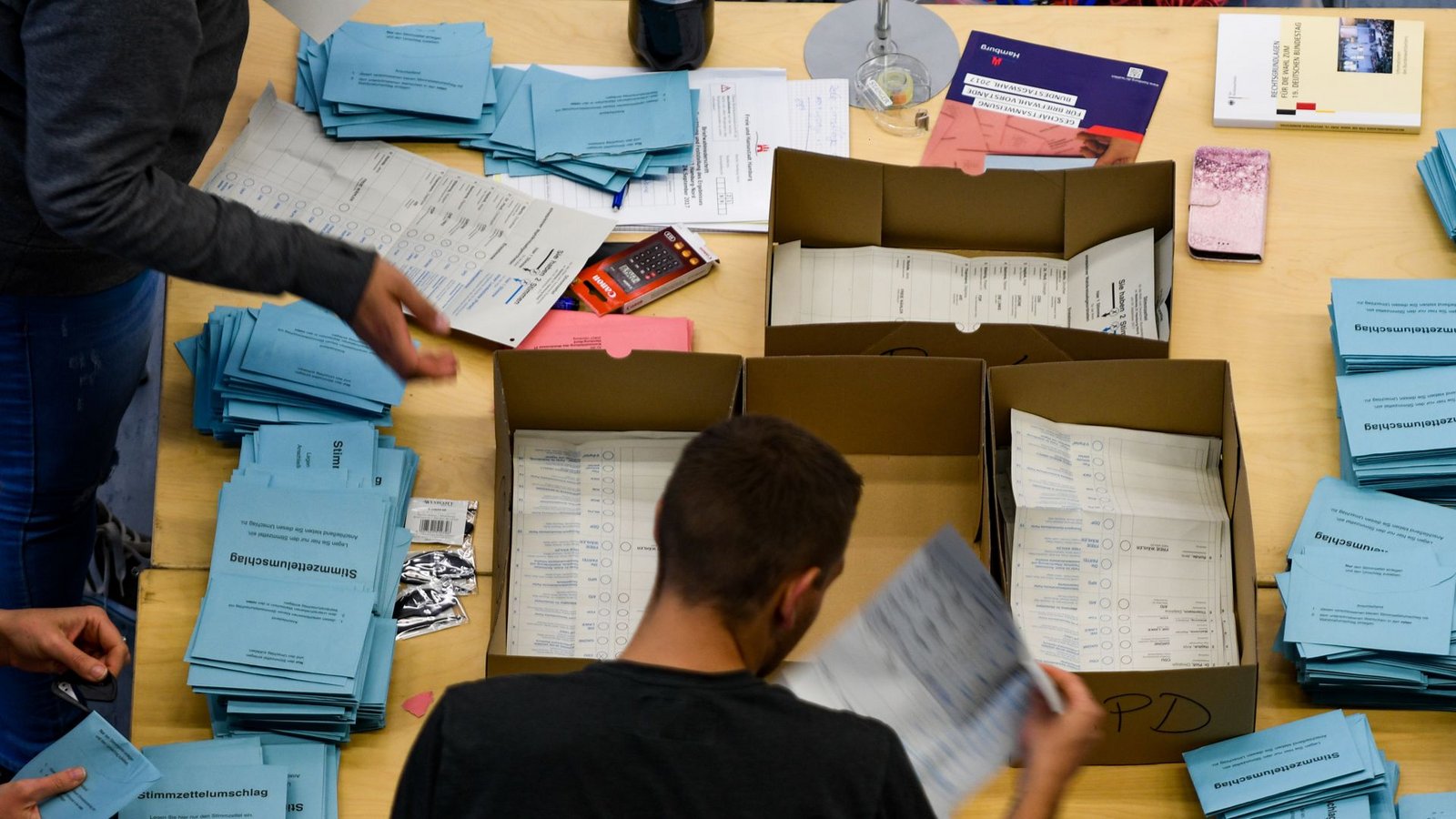 Wahlhelfer zählen bei der Bundestagswahl 2017 Briefwahlstimmen aus. Doch nicht alle geben ihre Stimme überhaupt ab.Foto: picture alliance / Axel Heimken//Axel Heimken Wahlhelfer zählen bei der Bundestagswahl 2017 Briefwahlstimmen aus. Doch nicht alle geben ihre Stimme überhaupt ab.Foto: picture alliance / Axel Heimken//Axel Heimken