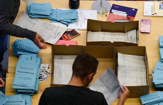 Wahlhelfer zählen bei der Bundestagswahl 2017 Briefwahlstimmen aus. Doch nicht alle geben ihre Stimme überhaupt ab.<span class='image-autor'>Foto: picture alliance / Axel Heimken//Axel Heimken</span>