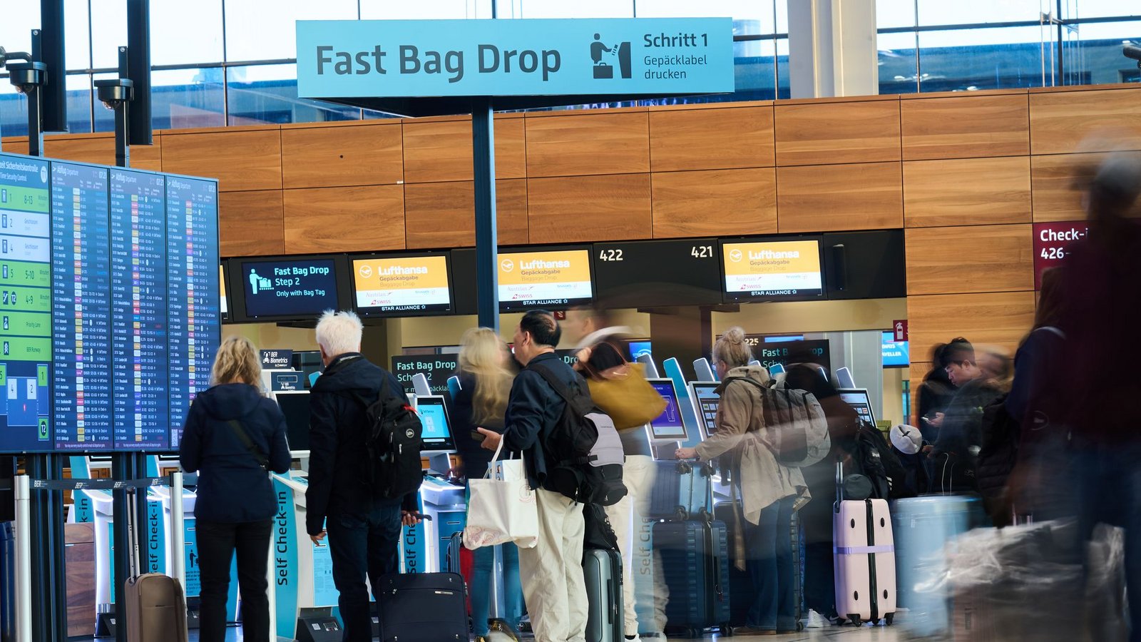 Alle großen Verkehrsunternehmen - dazu zählen auch Flughafenbetreiber - müssen in Sachen Cybersicherheit Maßnahmen ergreifen. (Symbolbild)Foto: Annette Riedl/dpa