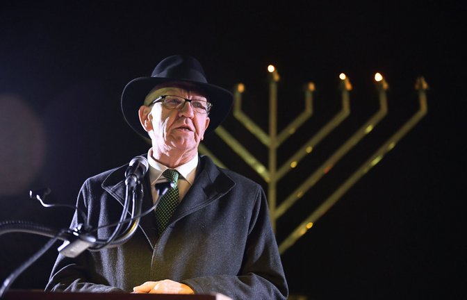 Ministerpräsident Kretschmann kam zum Chanukka-Fest vor das Neue Schloss in Stuttgart.<span class='image-autor'>Foto: LICHGUT/Max Kovalenko</span>