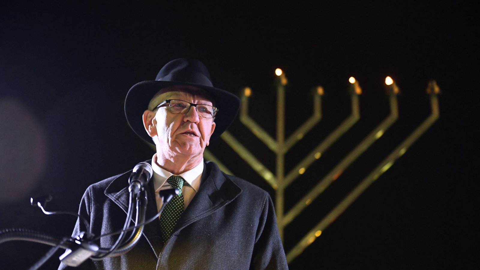 Ministerpräsident Kretschmann kam zum Chanukka-Fest vor das Neue Schloss in Stuttgart.Foto: LICHGUT/Max Kovalenko