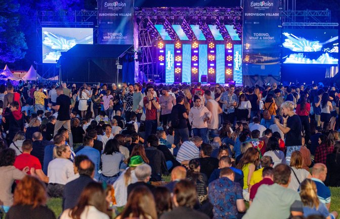Musikfans verfolgen die Liveübertragung vom zweiten Halbfinale des Eurovision Song Contest (ESC) im Eurovision Village in Turin.<span class='image-autor'>Foto: dpa/Jens Büttner</span>