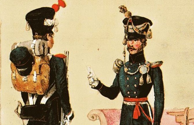 Ein Gendarm des „Königlich Württembergischen Landjägerkorps“ empfängt seine Befehle von einem Offizier.<span class='image-autor'>Foto: Arnold Einholz</span>