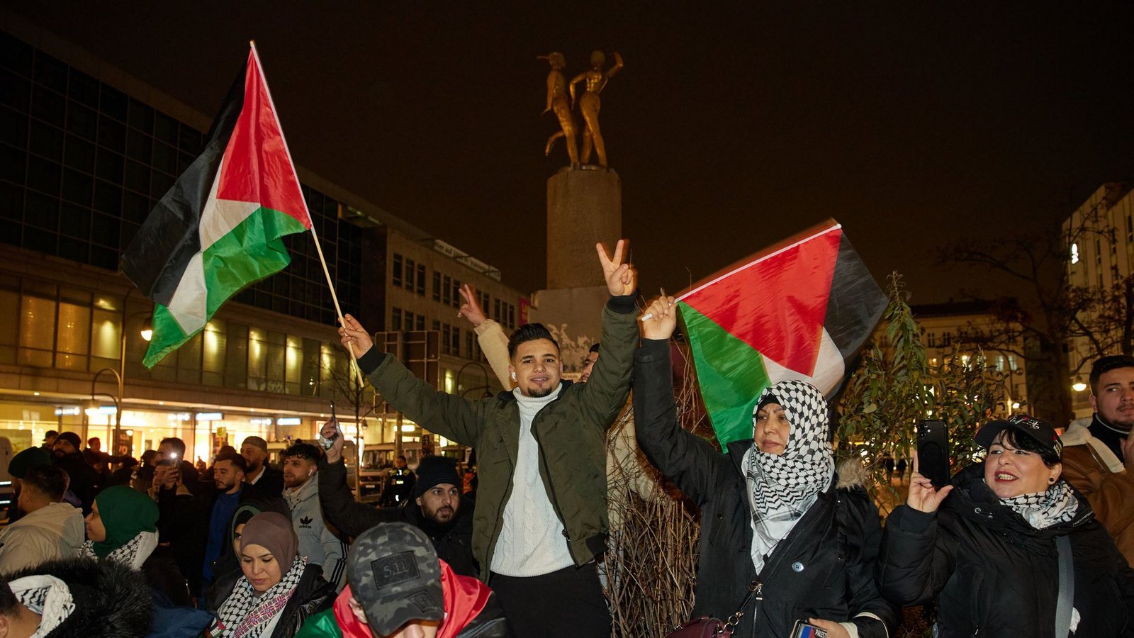In Berlin feierten zahlreiche Menschen die vereinbarte Waffenruhe zwischen Israel und der Hamas.Foto: dpa/Jörg Carstensen In Berlin feierten zahlreiche Menschen die vereinbarte Waffenruhe zwischen Israel und der Hamas.Foto: dpa/Jörg Carstensen
