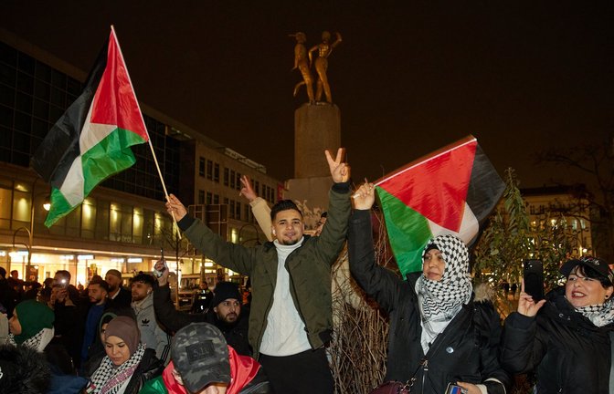 In Berlin feierten zahlreiche Menschen die vereinbarte Waffenruhe zwischen Israel und der Hamas.<span class='image-autor'>Foto: dpa/Jörg Carstensen</span>