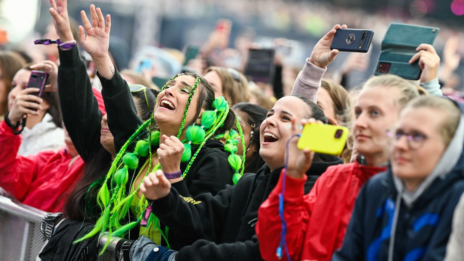 ... so textsicher und begeistert wie diese Fans waren allerdings nicht alle.Foto: dpa/Uwe Anspach ... so textsicher und begeistert wie diese Fans waren allerdings nicht alle.Foto: dpa/Uwe Anspach