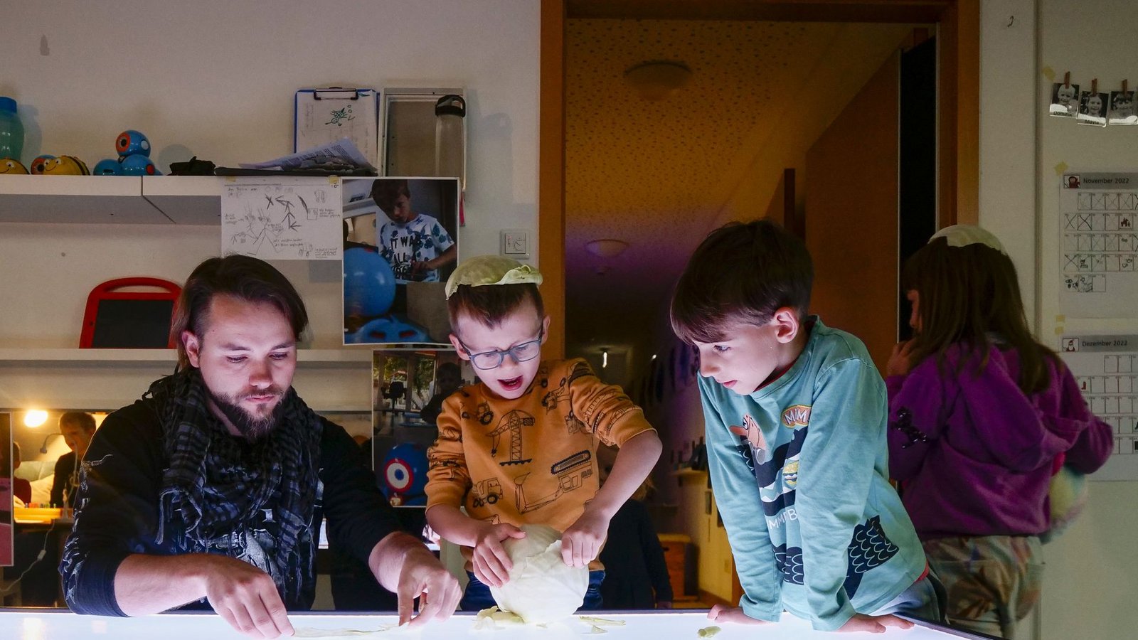 Das Kind als eigenständiger Forscher, der Pädagoge als Begleiter – das ist das Reggio-Konzept.Foto: Simon Granville