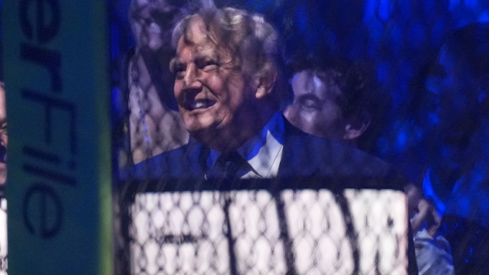 Trump betrachtet das Event aus nächster Nähe.Foto: Alex Brandon/AP/dpa