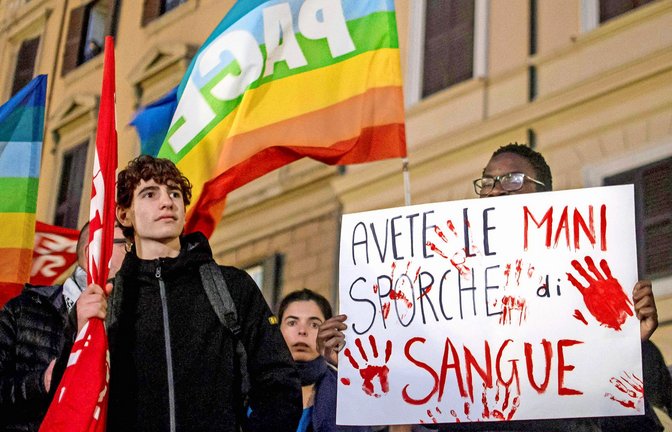 „An euren Händen klebt Blut“, heißt es auf dem Schild bei einer Demonstration am Sonntag in Rom gegen Polizeigewalt.<span class='image-autor'>Foto: /imago/Patrizia Cortellessa</span>