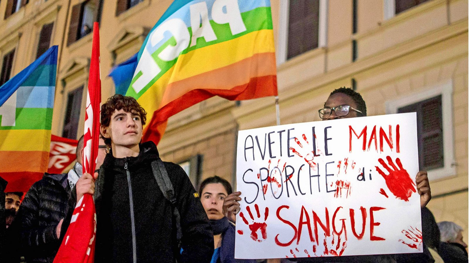 „An euren Händen klebt Blut“, heißt es auf dem Schild bei einer Demonstration am Sonntag in Rom gegen Polizeigewalt.Foto: /imago/Patrizia Cortellessa