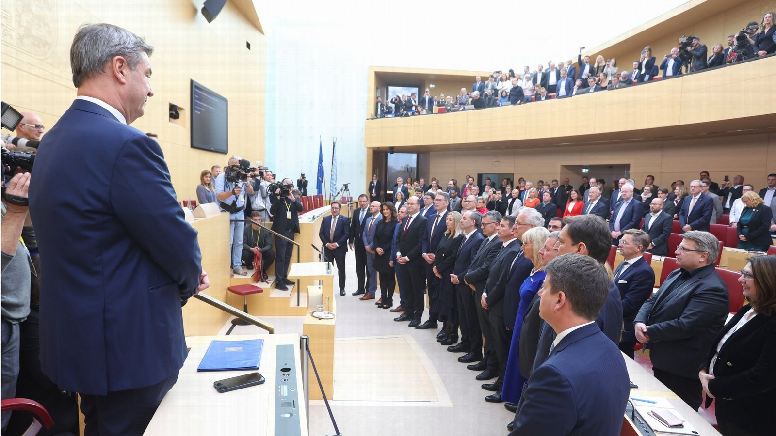 Söder (li.) und seine Ministerinnen und Minister bei der Vereidigung im bayerischen LandtagFoto: dpa/Karl-Josef Hildenbrand Söder (li.) und seine Ministerinnen und Minister bei der Vereidigung im bayerischen LandtagFoto: dpa/Karl-Josef Hildenbrand