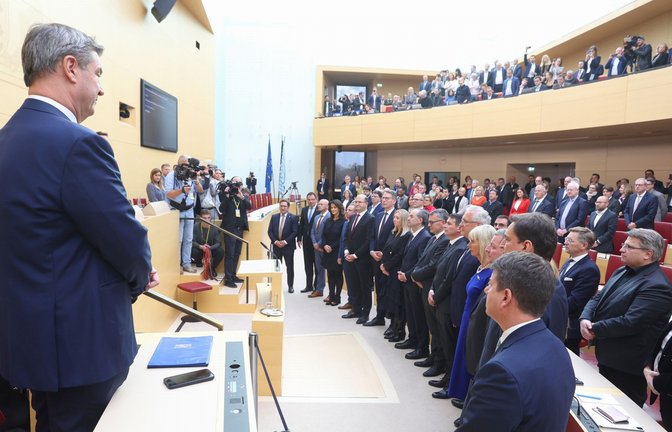 Söder (li.) und seine Ministerinnen und Minister bei der Vereidigung im bayerischen Landtag<span class='image-autor'>Foto: dpa/Karl-Josef Hildenbrand</span>