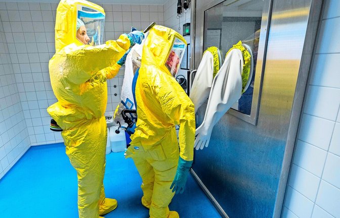 Übung in der Schleuse der Isolierstation am Robert-Bosch-Krankenhaus in Stuttgart (Archiv).<span class='image-autor'>Foto: Lichtgut</span>