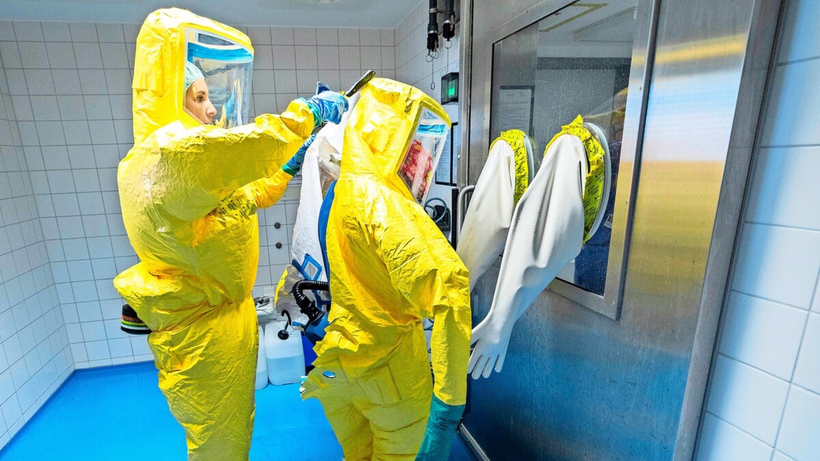 Übung in der Schleuse der Isolierstation am Robert-Bosch-Krankenhaus in Stuttgart (Archiv).Foto: Lichtgut Übung in der Schleuse der Isolierstation am Robert-Bosch-Krankenhaus in Stuttgart (Archiv).Foto: Lichtgut