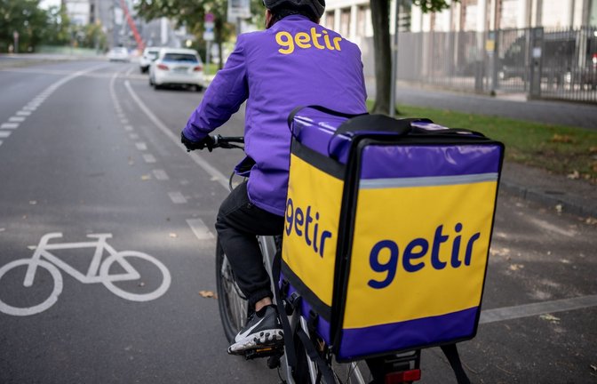 Ein Lieferfahrer des türkischen Lieferdienstes Getir fährt mit seinem Fahrrad durch Berlin.<span class='image-autor'>Foto: Michael Kappeler/dpa</span>