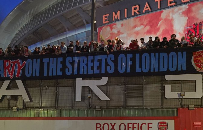 Arsenal-Fans zeigen nach dem Titelgewinn ein Banner am Stadion: "Party auf Londons Straßen"<span class='image-autor'>Foto: Alberto Pezzali/AP/dpa</span>