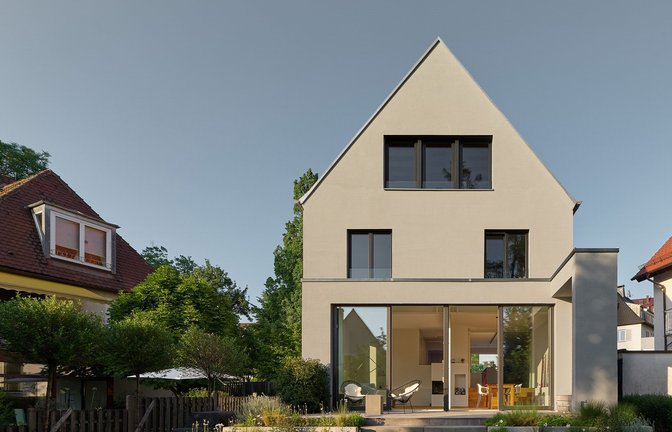 Das von Architekt Thilo Holzer umgebaute Wohnhaus in Stuttgart-Degerloch von der Rückseite gesehen. Balkons und eine Garage mussten für den direkten Zugang zum Garten weichen.<span class='image-autor'>Foto: Zooey Braun/Braun</span>