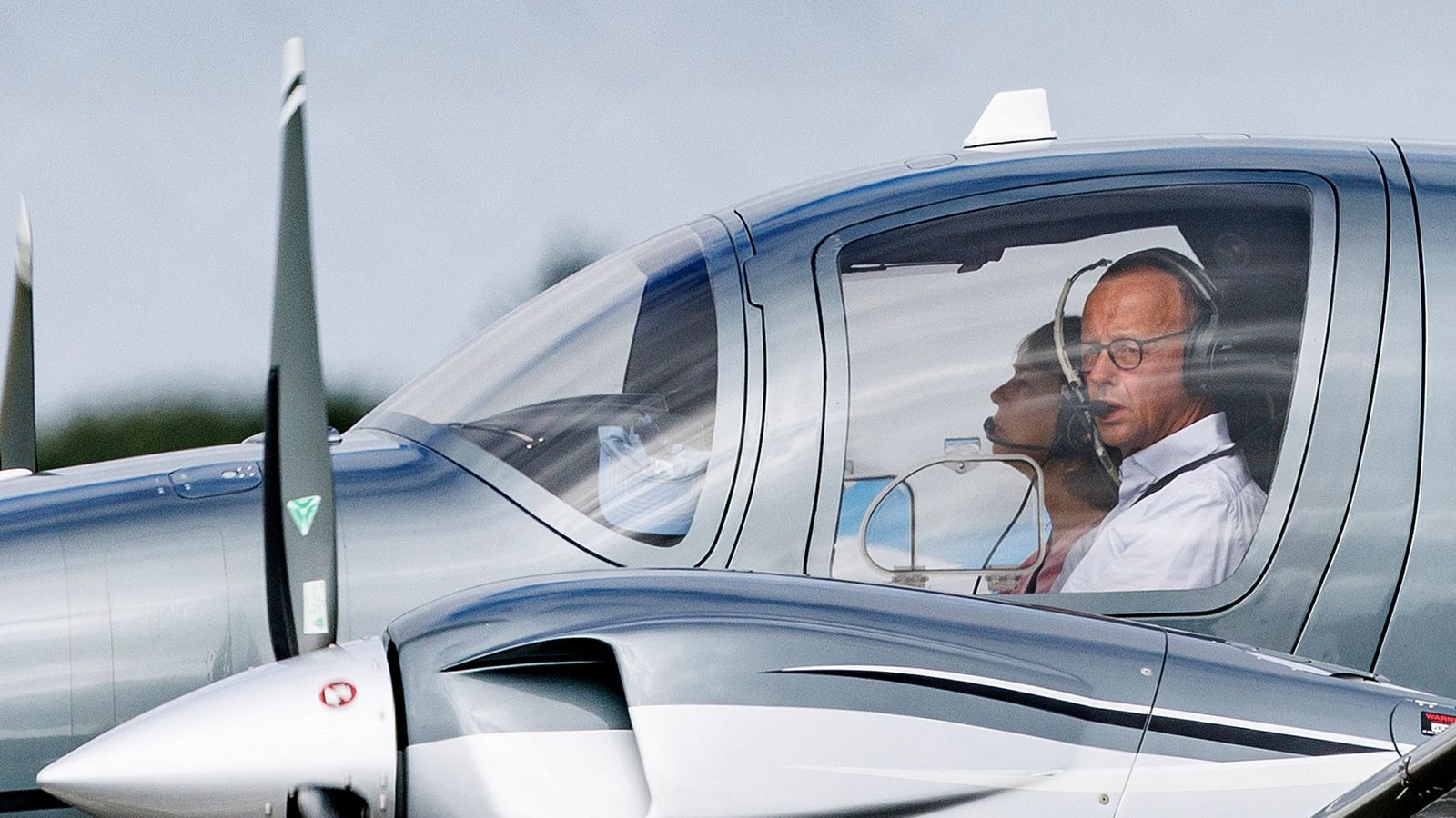 Kanzler Merz vor einigen Jahren im Cockpit eines Flugzeugs. (Archivbild)Foto: dpa/Axel Heimken Kanzler Merz vor einigen Jahren im Cockpit eines Flugzeugs. (Archivbild)Foto: dpa/Axel Heimken