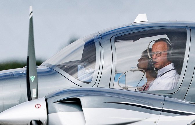 Kanzler Merz vor einigen Jahren im Cockpit eines Flugzeugs. (Archivbild)<span class='image-autor'>Foto: dpa/Axel Heimken</span>