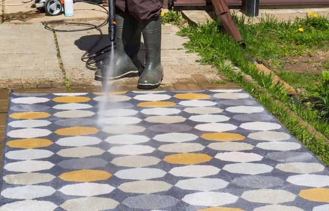 Auch mit dem Hochdruckreiniger lassen sich Outdoor-Teppiche säubern.<span class='image-autor'>Foto: badnews86dups / shutterstock.com</span>