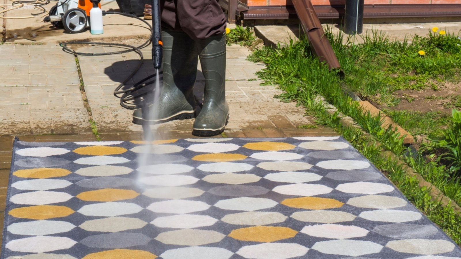 Auch mit dem Hochdruckreiniger lassen sich Outdoor-Teppiche säubern.Foto: badnews86dups / shutterstock.com Auch mit dem Hochdruckreiniger lassen sich Outdoor-Teppiche säubern.Foto: badnews86dups / shutterstock.com