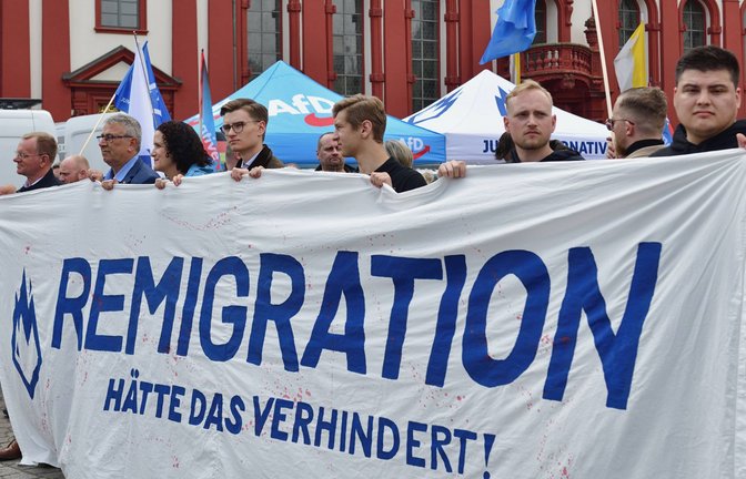 AfD und Junge Alternative nach dem Messerangriff auf den Islamkritiker Michael Stürzenberger in Mannheim. Bei der Wahl haben sich viele Jugendliche für die Partei entschieden.<span class='image-autor'>Foto: IMAGO/Daniel Kubirski/IMAGO/Daniel Kubirski</span>