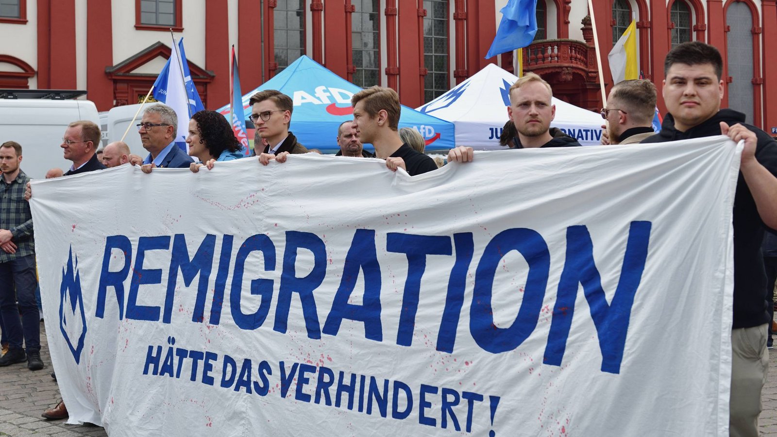 AfD und Junge Alternative nach dem Messerangriff auf den Islamkritiker Michael Stürzenberger in Mannheim. Bei der Wahl haben sich viele Jugendliche für die Partei entschieden.Foto: IMAGO/Daniel Kubirski/IMAGO/Daniel Kubirski AfD und Junge Alternative nach dem Messerangriff auf den Islamkritiker Michael Stürzenberger in Mannheim. Bei der Wahl haben sich viele Jugendliche für die Partei entschieden.Foto: IMAGO/Daniel Kubirski/IMAGO/Daniel Kubirski