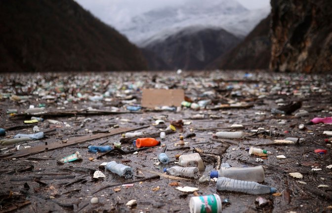 Plastikprodukte landen häufig in der Umwelt. Nun dürfen bestimmte Produkte mit Mikroplastik in der EU nicht mehr verkauft werden.<span class='image-autor'>Foto: Armin Durgut/AP/dpa</span>
