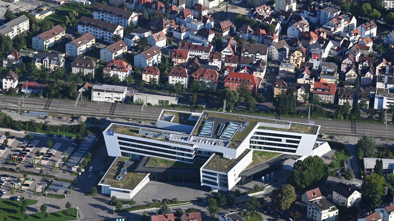 Das waren noch Zeiten: Die 90 Millionen Euro teure Zentrale der ZF, das „Forum“, ist 2016 bezogen worden.Foto: Werner Kuhnle 01739219555