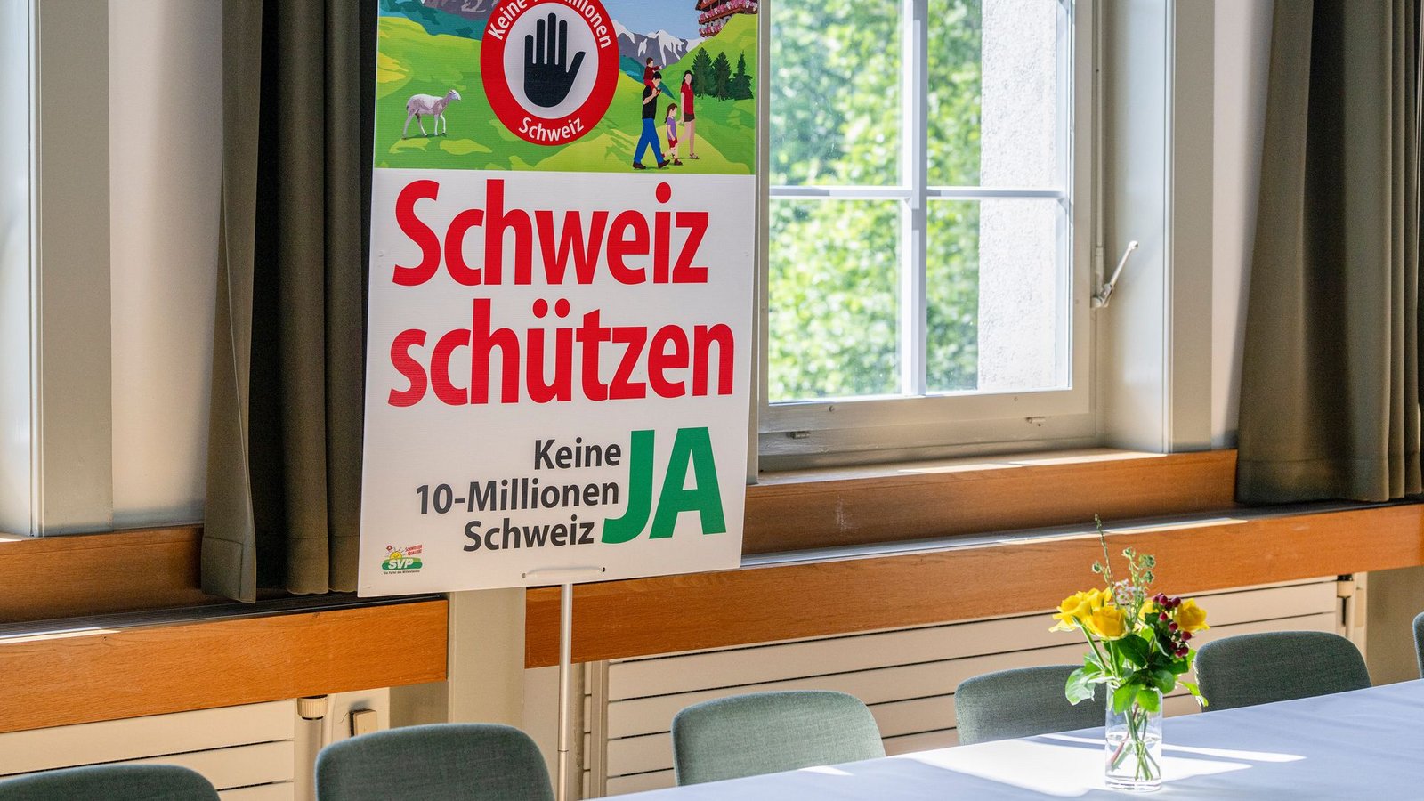 Ziel der rechtskonservativen Schweizerischen Volkspartei war es, die Bevölkerungszahl bis 2050 auf zehn Millionen zu begrenzen.Foto: Peter Schneider/KEYSTONE/dpa Ziel der rechtskonservativen Schweizerischen Volkspartei war es, die Bevölkerungszahl bis 2050 auf zehn Millionen zu begrenzen.Foto: Peter Schneider/KEYSTONE/dpa
