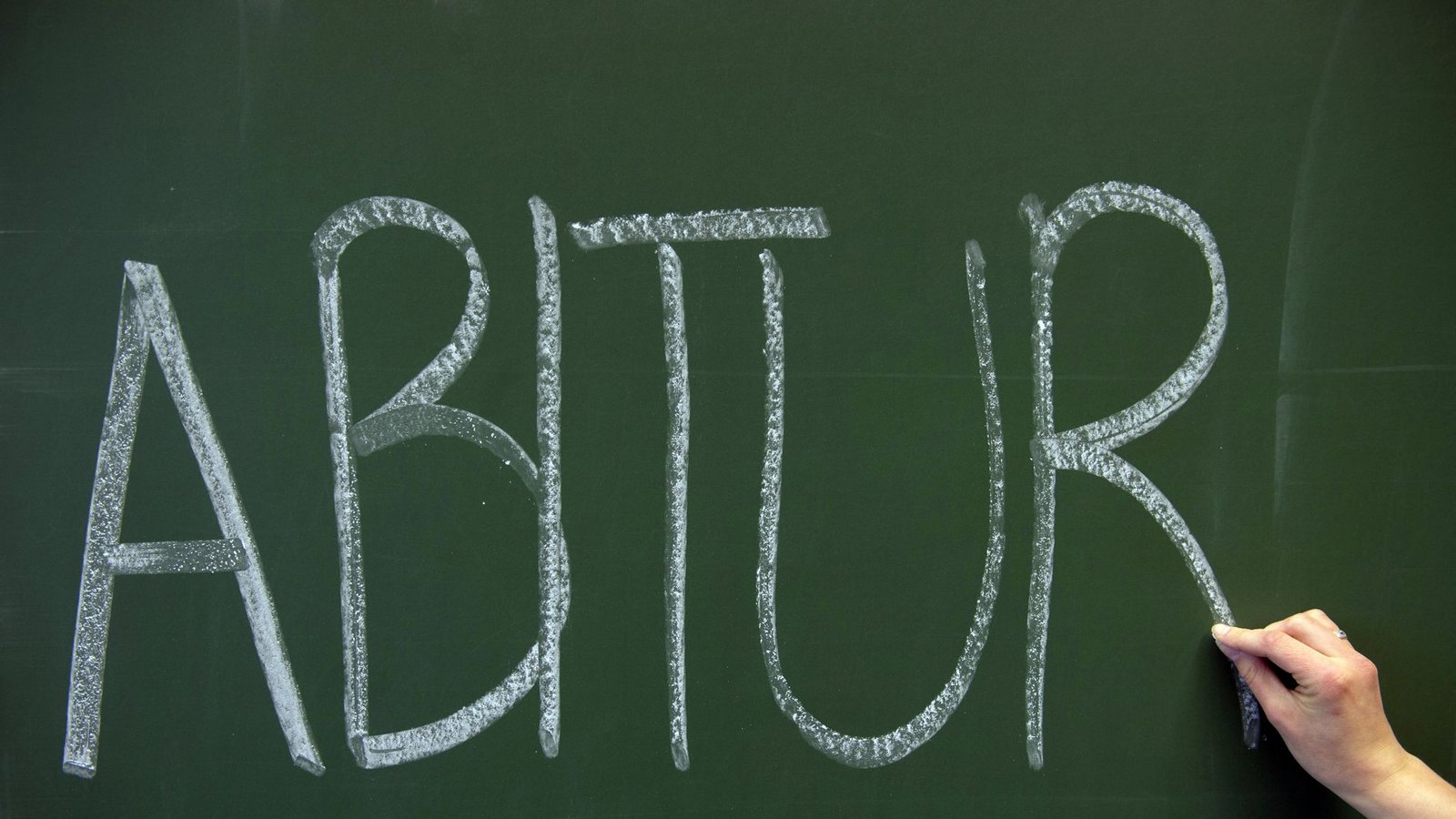 Wegen der Wahl eines Abiturmottos ermitteln nun Polizei und Staatsanwaltschaft an einer Gießener Schule. (Symbolbild)Foto: Marijan Murat/dpa/dpa-tmn/Marijan Murat Wegen der Wahl eines Abiturmottos ermitteln nun Polizei und Staatsanwaltschaft an einer Gießener Schule. (Symbolbild)Foto: Marijan Murat/dpa/dpa-tmn/Marijan Murat