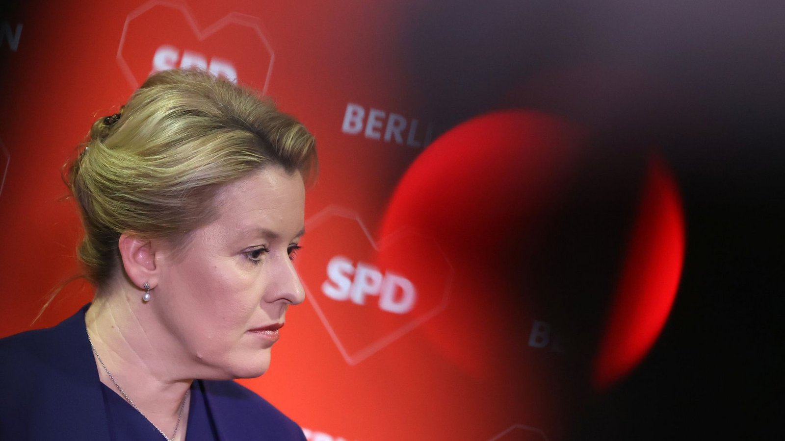 SPD-Politikerin Giffey fordert mehr Wertschätzung und frühe politische Bildung an Schulen. (Archivbild)Foto: dpa/Jörg Carstensen SPD-Politikerin Giffey fordert mehr Wertschätzung und frühe politische Bildung an Schulen. (Archivbild)Foto: dpa/Jörg Carstensen