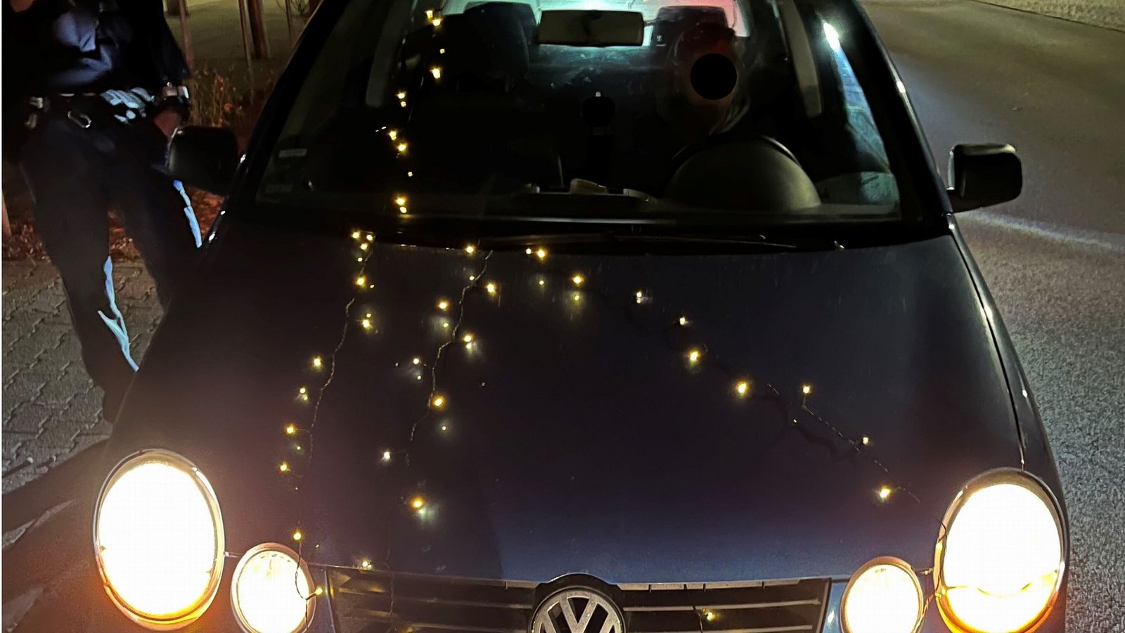 Junger Fahrer erhält Bußgeld, wegen des weihnachtlichen Tunings.Foto: Polizeipräsidium Ulm/ 