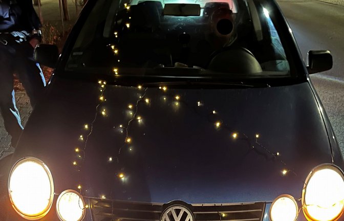 Junger Fahrer erhält Bußgeld, wegen des weihnachtlichen Tunings.<span class='image-autor'>Foto: Polizeipräsidium Ulm/ </span>