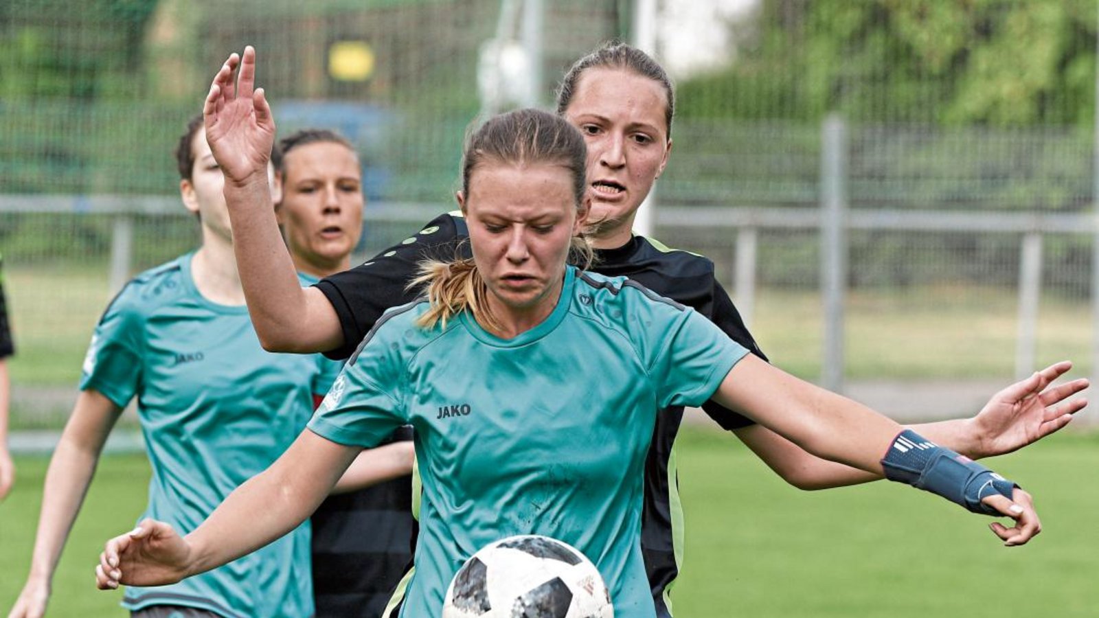 Christine Dertinger (vorne) von der SGM Roßwag/Großglattbach schirmt den Ball geschickt gegen Laura Siegrist von der SGM Sternenfels/Häfnerhaslach ab. Foto: Leitner Christine Dertinger (vorne) von der SGM Roßwag/Großglattbach schirmt den Ball geschickt gegen Laura Siegrist von der SGM Sternenfels/Häfnerhaslach ab. Foto: Leitner