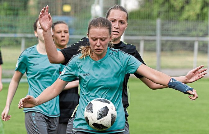 Christine Dertinger (vorne) von der SGM Roßwag/Großglattbach schirmt den Ball geschickt gegen Laura Siegrist von der SGM Sternenfels/Häfnerhaslach ab. Foto: Leitner