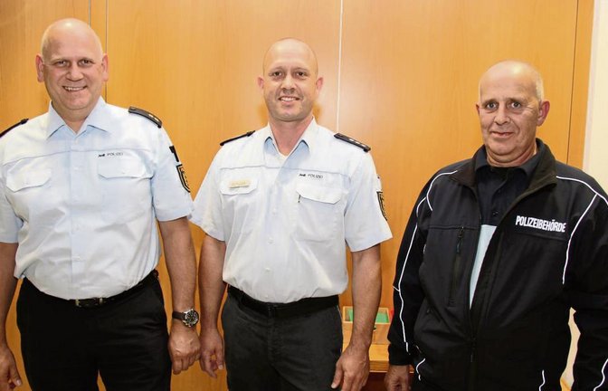 Sie sind gemeinsam im Einsatz für die Ordnung und Sicherheit in Illingen (von links): Revierleiter Karlheinz Lachstädter, Postenleiter Klaus Schulze sowie der Vollzugsbedienstete der Gemeinde Thomas Binting.  Foto: Elsässer