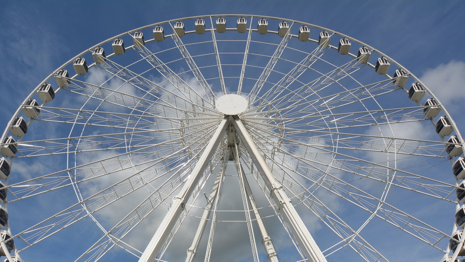 70 Meter hoch ist das Riesenrad, das derzeit in Ludwigsburg aufgebaut wird. Foto: p 70 Meter hoch ist das Riesenrad, das derzeit in Ludwigsburg aufgebaut wird. Foto: p