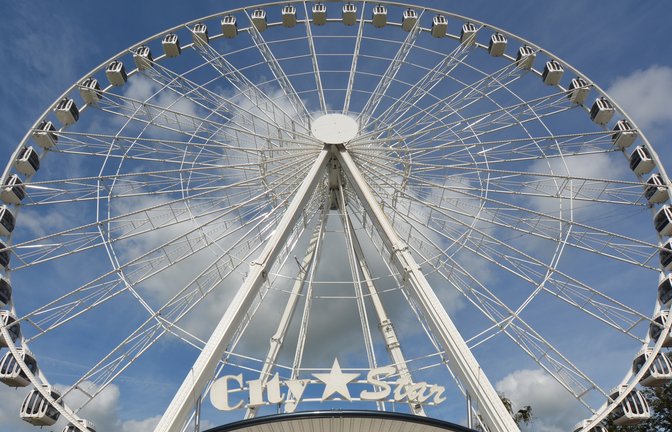 70 Meter hoch ist das Riesenrad, das derzeit in Ludwigsburg aufgebaut wird. <span class='image-autor'>Foto: p</span>