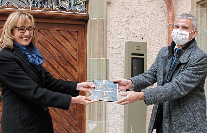 Staatssekretärin Katrin Schütz übergibt die Sanierungsplakette an den Sachsenheimer Bürgermeister Holger Albrich. Fotos: Bögel