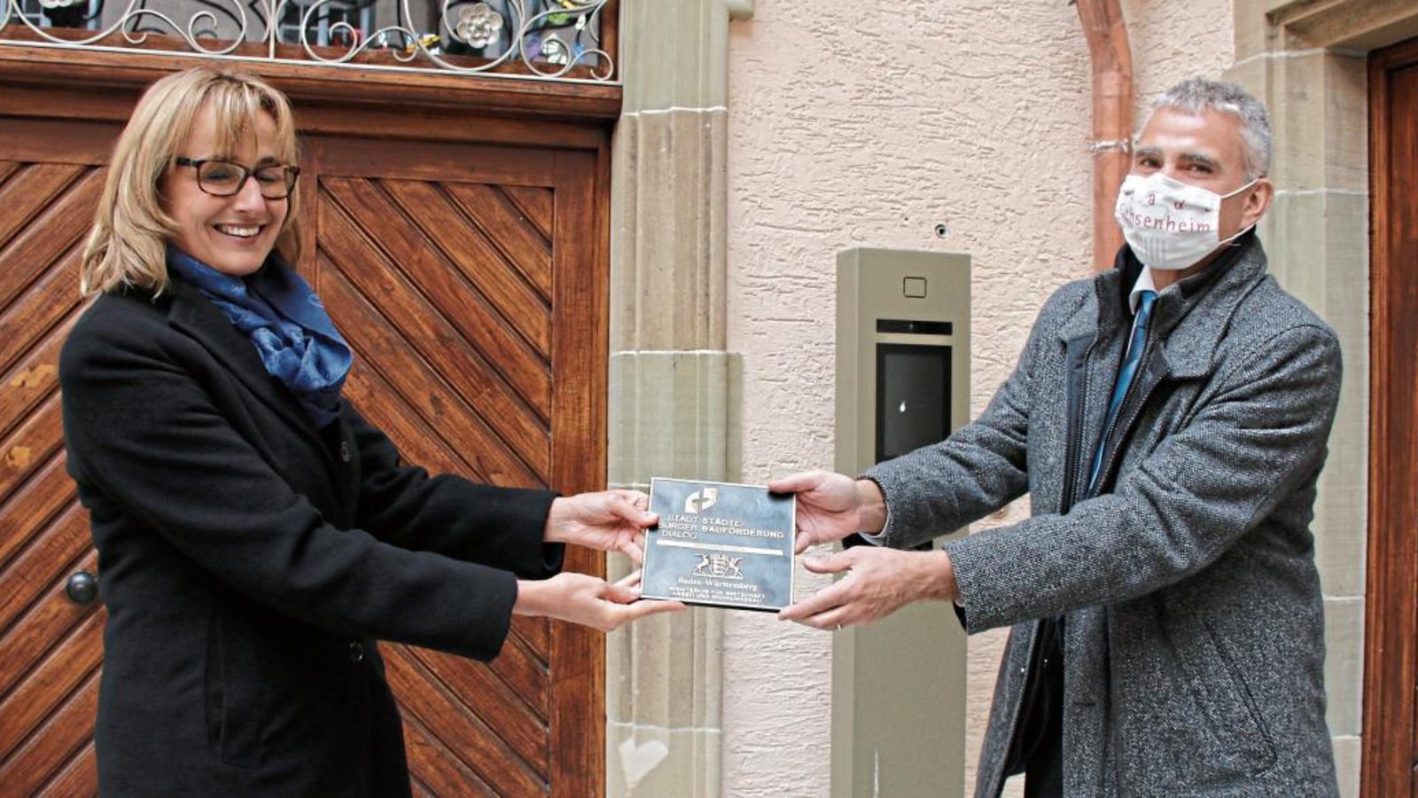 Staatssekretärin Katrin Schütz übergibt die Sanierungsplakette an den Sachsenheimer Bürgermeister Holger Albrich. Fotos: Bögel