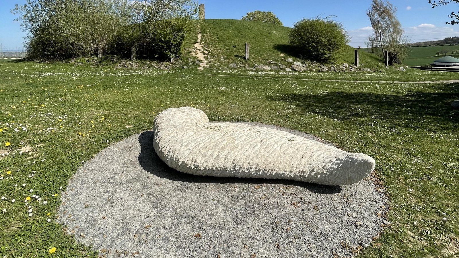 Im Rahmen des 1. Eberdinger Skulpturensymposiums entstanden im September 2021 drei Skulpturen für den öffentlichen Raum. Die Werke von Claudia Dietz, Heike Endemann und Christoph Traub werden nun am Sonntag (15. Mai) dem Publikum an ihren Standorten in Hochdorf, Eberdingen und Nussdorf vorgestellt. Beginn ist 14 Uhr am Keltenhügel in Hochdorf (Parkplatz am Friedhof Hochdorf). Die Stuttgarter Kunstvermittlerin Sara Dahme bringt den Besuchern die Skulpturen näher. Das Symposium wurde veranstaltet vom Kulturverein Eberdingen und großzügig unterstützt von Leader-Heckengäu, der Gemeinde Eberdingen sowie der Berthold Leibinger Stiftung und dem Keltenmuseum Hochdorf. Einzelheiten zum Programm und den Standorten der Kunstwerke gibt es unter Aktuelles auf www.kv-eberdingen.de Foto: Dietz