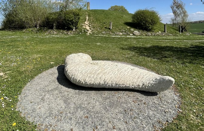 Im Rahmen des 1. Eberdinger Skulpturensymposiums entstanden im September 2021 drei Skulpturen für den öffentlichen Raum. Die Werke von Claudia Dietz, Heike Endemann und Christoph Traub werden nun am Sonntag (15. Mai) dem Publikum an ihren Standorten in Hochdorf, Eberdingen und Nussdorf vorgestellt. Beginn ist 14 Uhr am Keltenhügel in Hochdorf (Parkplatz am Friedhof Hochdorf). Die Stuttgarter Kunstvermittlerin Sara Dahme bringt den Besuchern die Skulpturen näher. Das Symposium wurde veranstaltet vom Kulturverein Eberdingen und großzügig unterstützt von Leader-Heckengäu, der Gemeinde Eberdingen sowie der Berthold Leibinger Stiftung und dem Keltenmuseum Hochdorf. Einzelheiten zum Programm und den Standorten der Kunstwerke gibt es unter Aktuelles auf www.kv-eberdingen.de <span class='image-autor'>Foto: Dietz</span>