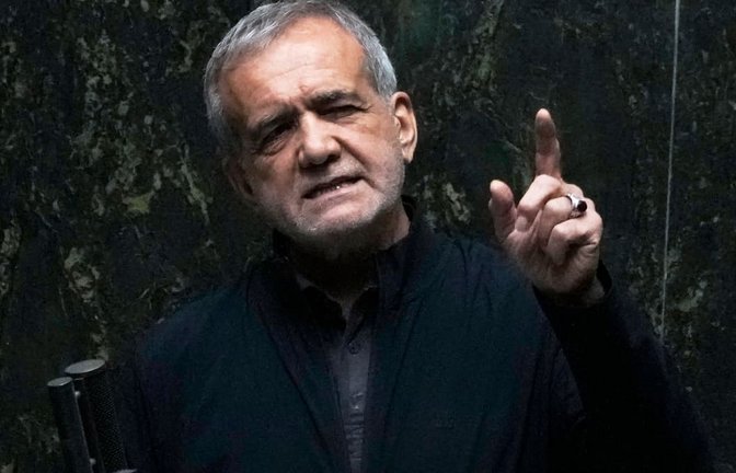 Der iranische Präsident Massud Peseschkian spricht in einer öffentlichen Sitzung des Parlaments (Symbolbild).<span class='image-autor'>Vahid Salemi/AP/dpa</span>
