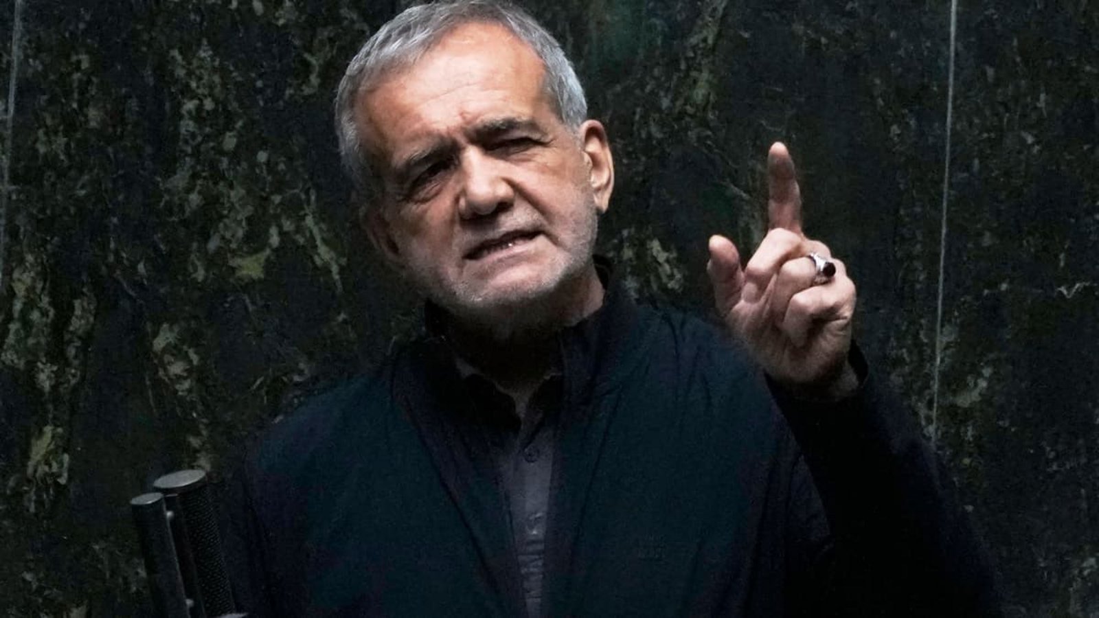 Der iranische Präsident Massud Peseschkian spricht in einer öffentlichen Sitzung des Parlaments (Symbolbild).Vahid Salemi/AP/dpa Der iranische Präsident Massud Peseschkian spricht in einer öffentlichen Sitzung des Parlaments (Symbolbild).Vahid Salemi/AP/dpa