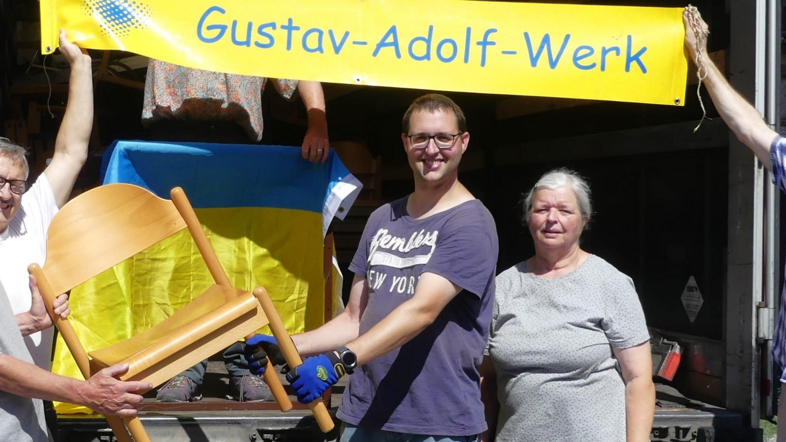 Beladung in Schwieberdingen beim Aussiedlerhof Zaiser; links Ulrich Hirsch. Foto: p Beladung in Schwieberdingen beim Aussiedlerhof Zaiser; links Ulrich Hirsch. Foto: p