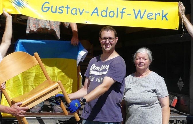 Beladung in Schwieberdingen beim Aussiedlerhof Zaiser; links Ulrich Hirsch. <span class='image-autor'>Foto: p</span>