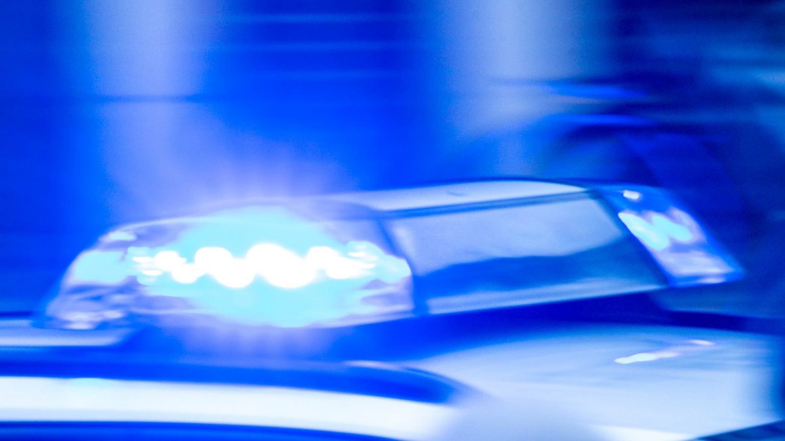 Ein Streifenwagen der Polizei ist mit Blaulicht im Einsatz. (zu dpa: «Mann soll mit Messer auf Nachbar eingestochen haben – U-Haft»)Jens Büttner/dpa Ein Streifenwagen der Polizei ist mit Blaulicht im Einsatz. (zu dpa: «Mann soll mit Messer auf Nachbar eingestochen haben – U-Haft»)Jens Büttner/dpa